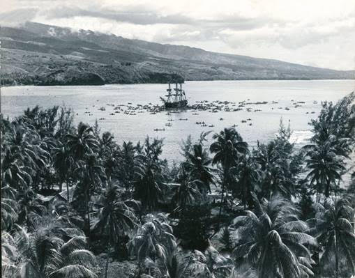 Sylvain fut, bien entendu, aux premières loges en 1957 lors du tournage des “Révoltés du Bounty” avec Marlon Brando. Ici le bateau anglais dans la baie de Matavai.